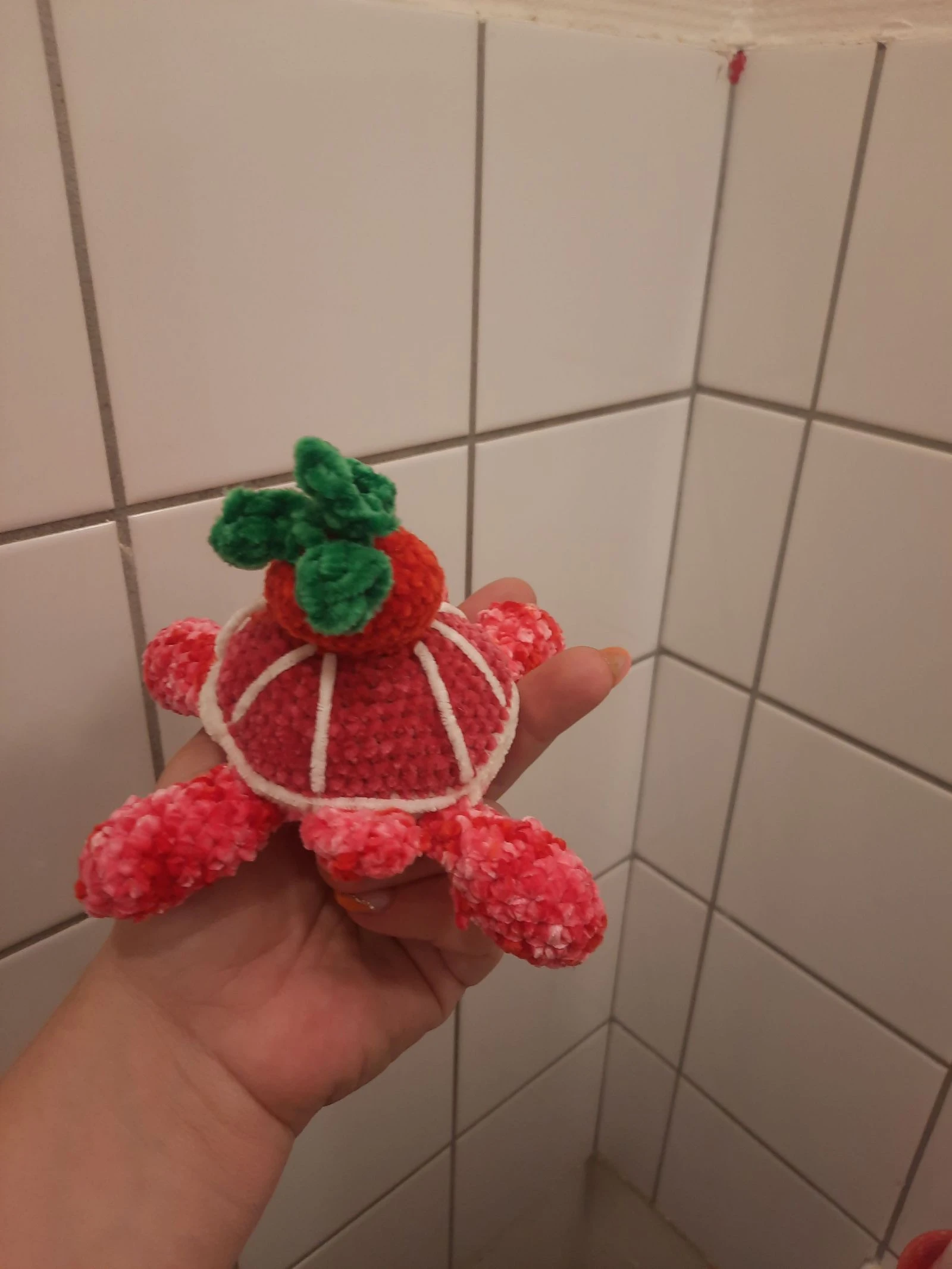 🍓 Tortue Fraise au crochet fait main – Collection Tortues Fruitées – Pièce unique 🐢 – photo 4